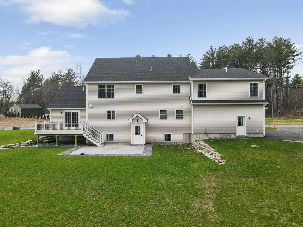 9 Cornstalk Lane Pelham NH 03076