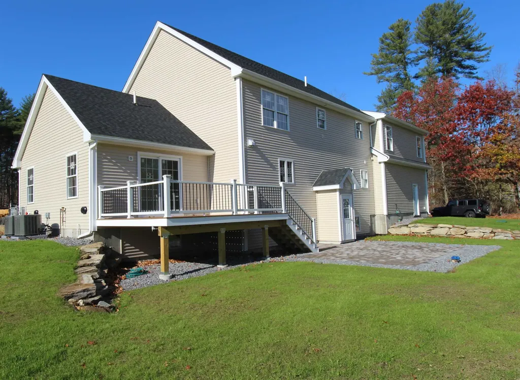 9 Cornstalk Lane Pelham NH 03076