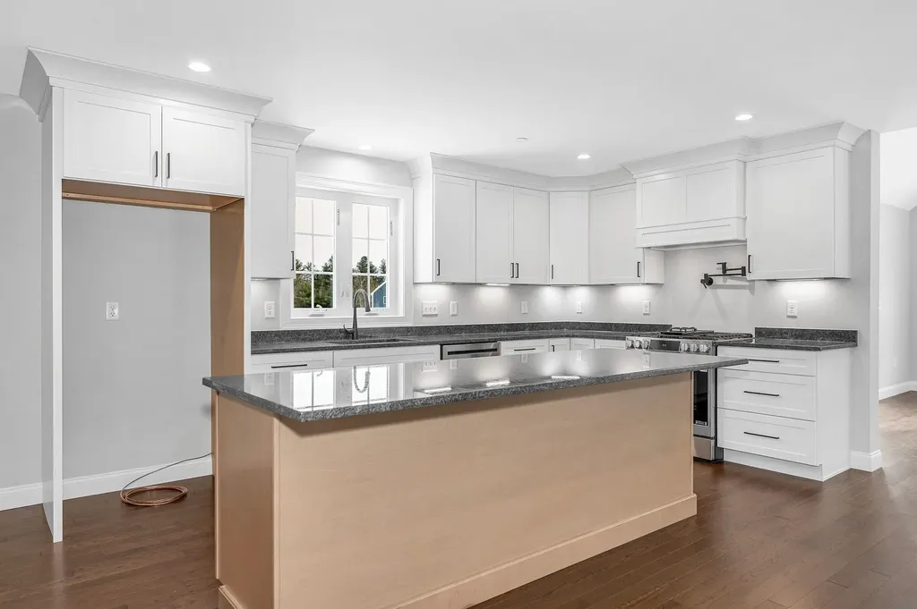 9 Cornstalk Lane Pelham NH 03076