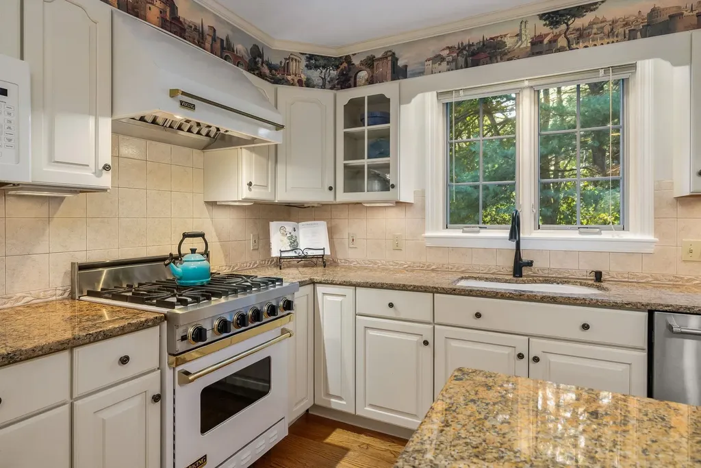 10 Cedar Road North Hampton NH 03862