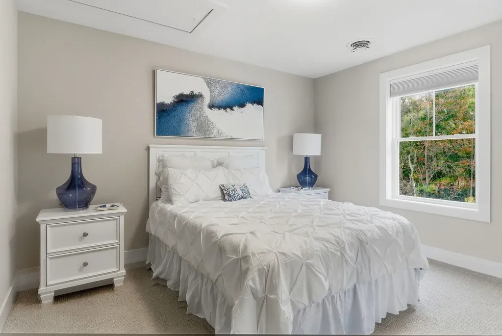 11 Elise Avenue Londonderry NH 03053