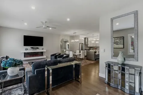 11 Elise Avenue Londonderry NH 03053