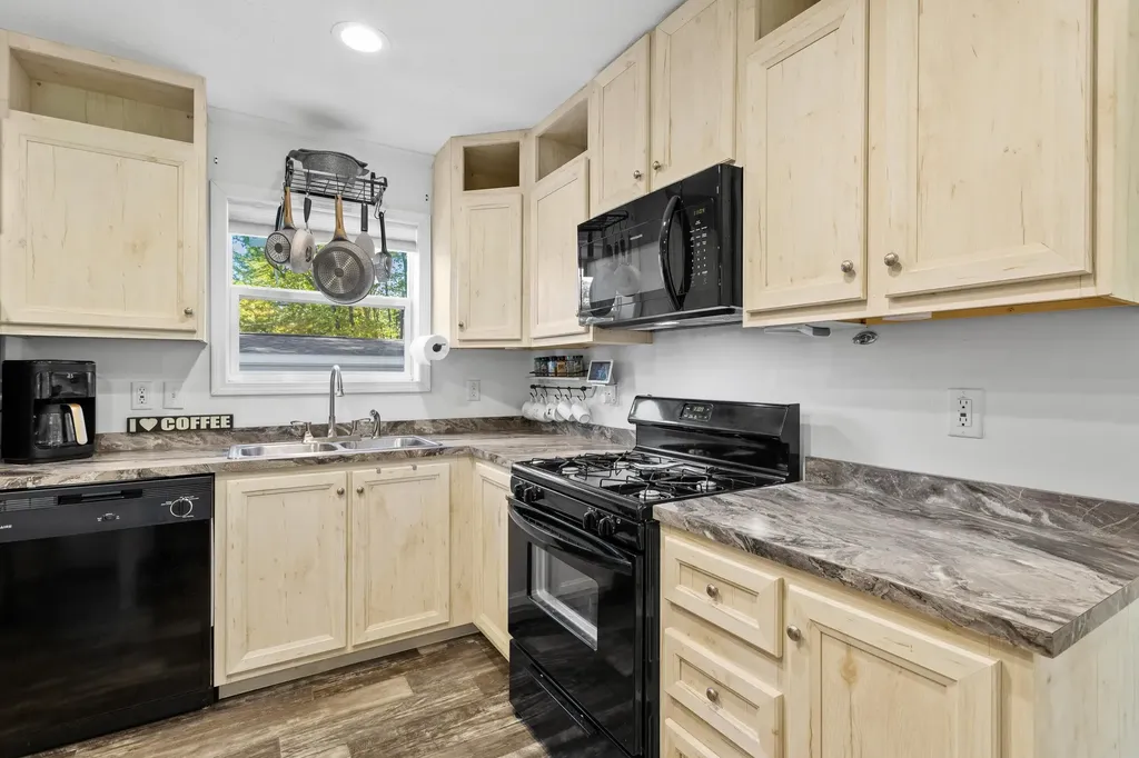 139 Rockingham Road Derry NH 03038