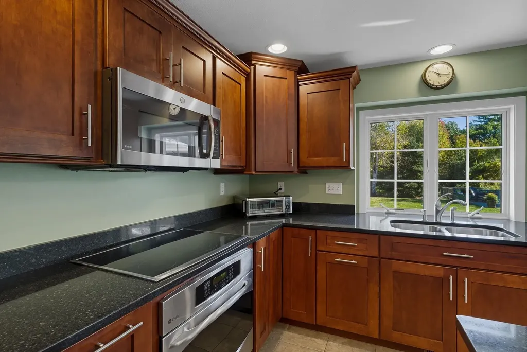 7 Camelot Road Windham NH 03087