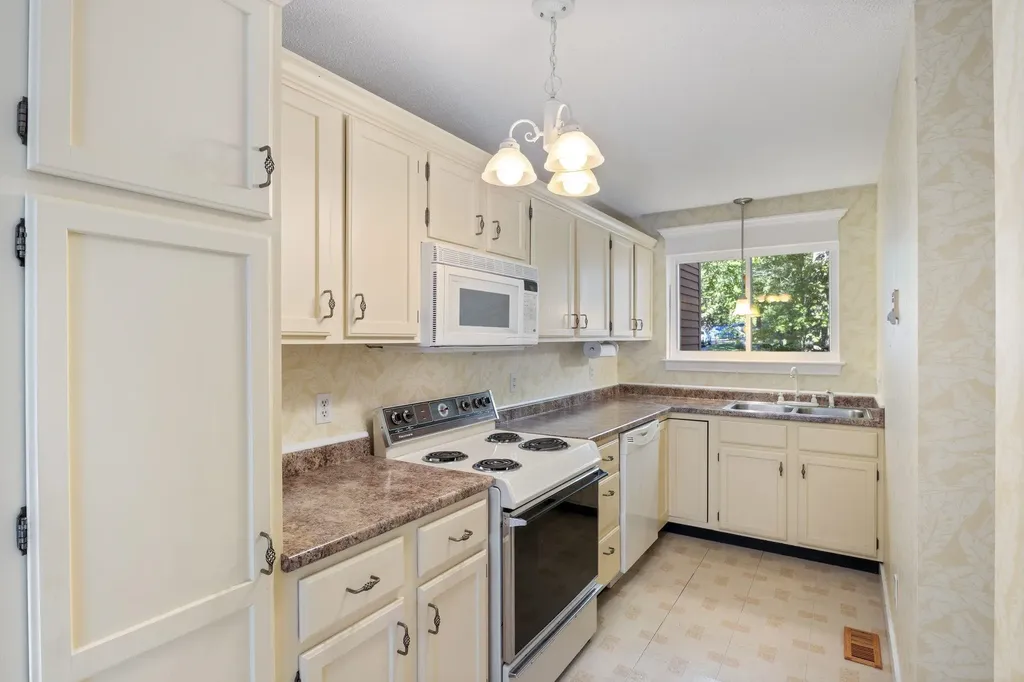 38 Dunvegan Woods Drive Hampton NH 03842