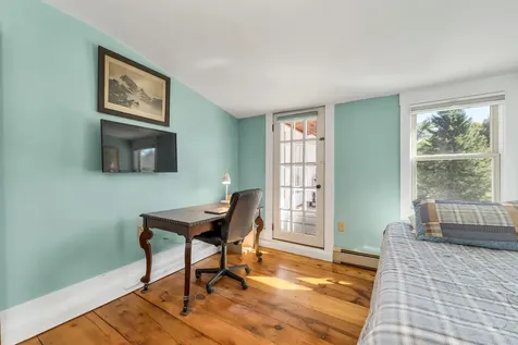 6 On The Common Lyme NH 03768