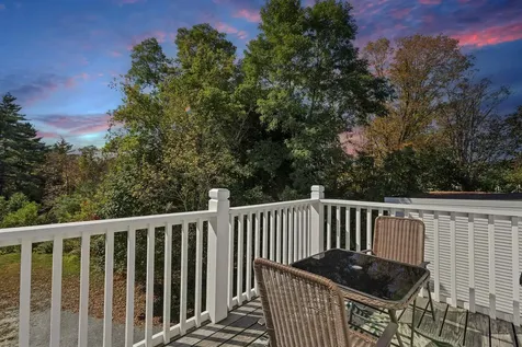 6 On The Common Lyme NH 03768