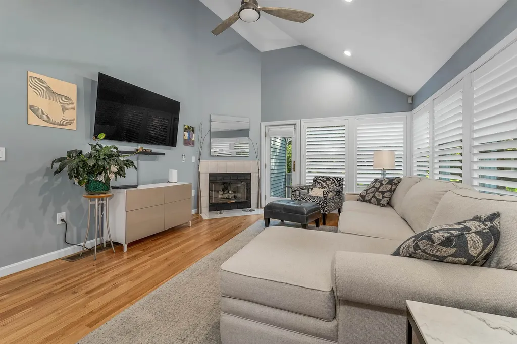 84 Hawthorne Village Road Nashua NH 03062