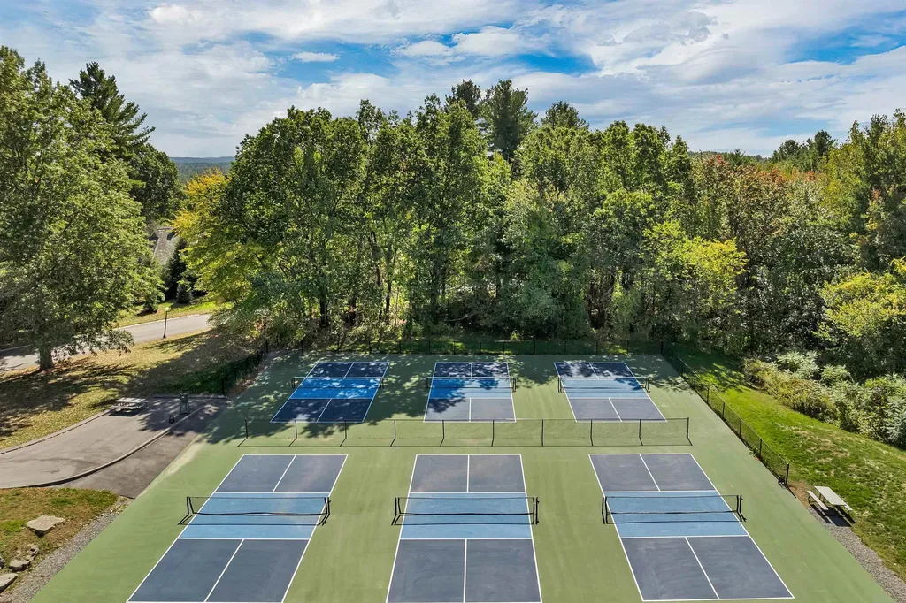 84 Hawthorne Village Road Nashua NH 03062