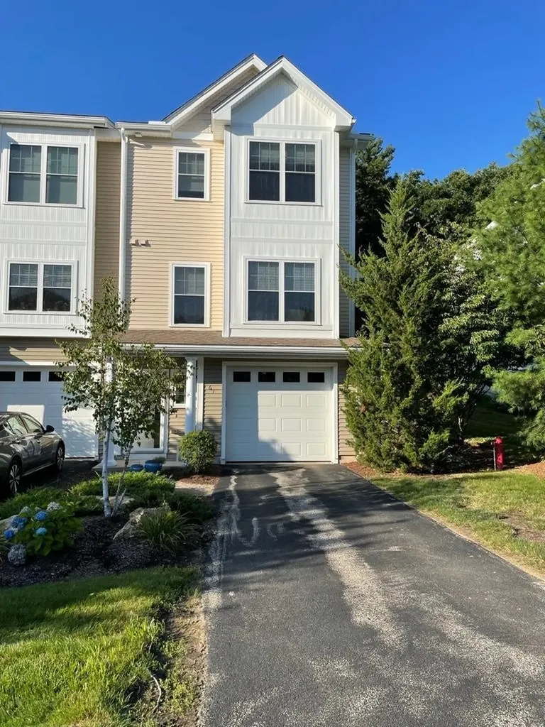 61 Woodview Way Manchester NH 03102