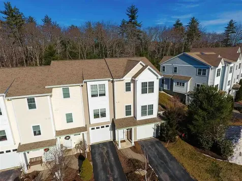 61 Woodview Way Manchester NH 03102