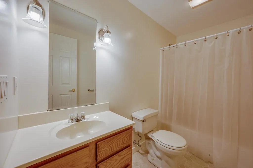 16 Clover Lane New London NH 03257