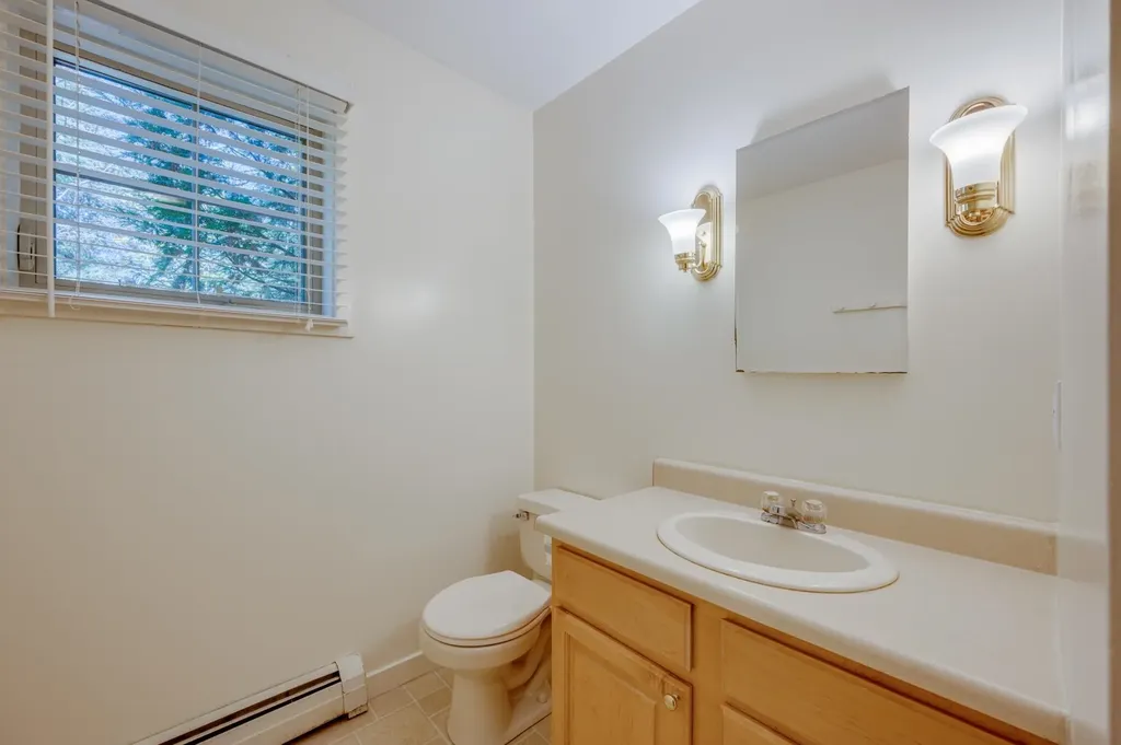 16 Clover Lane New London NH 03257