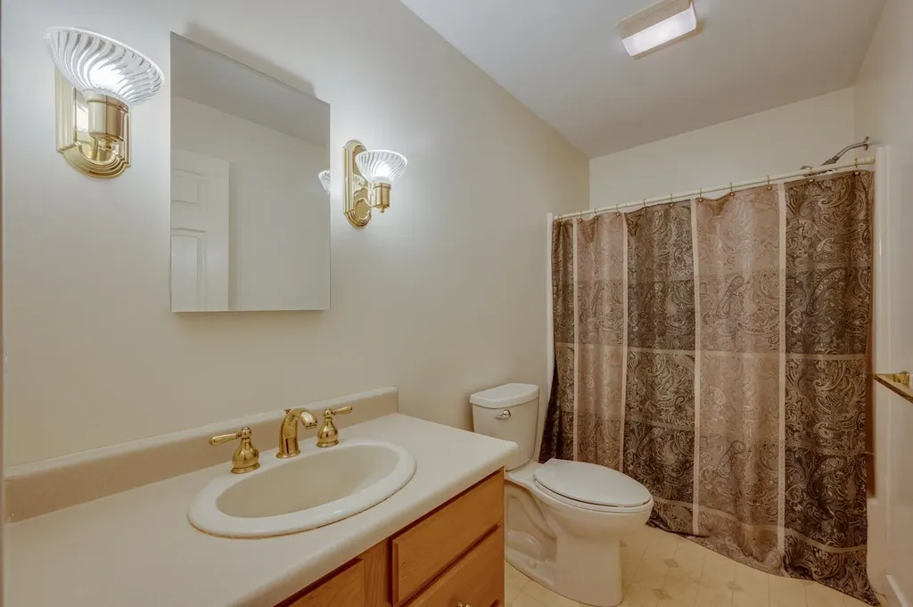 16 Clover Lane New London NH 03257