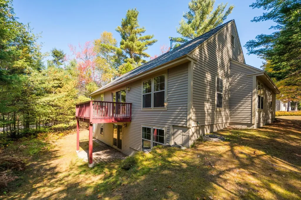 16 Clover Lane New London NH 03257