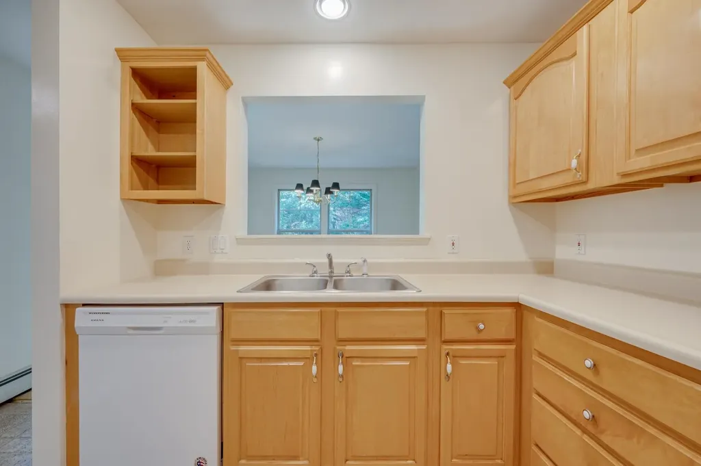 16 Clover Lane New London NH 03257