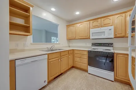 16 Clover Lane New London NH 03257