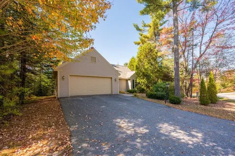 16 Clover Lane New London NH 03257