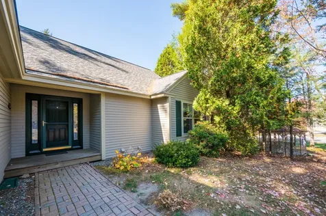 16 Clover Lane New London NH 03257