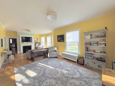 887 Chestnut Street Manchester NH 03104