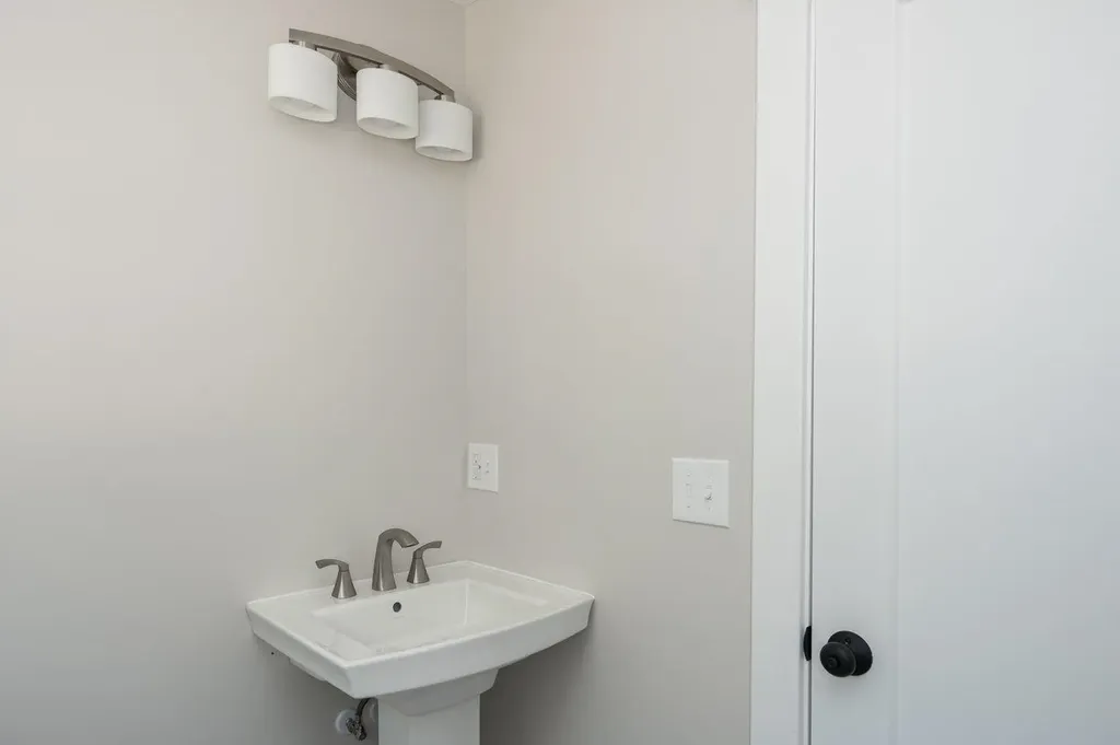 4243 Brown Avenue Manchester NH 03103