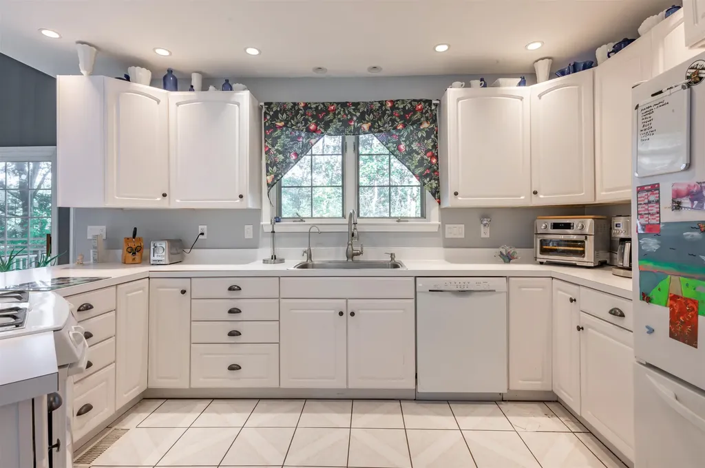 12 Leclair Drive Hudson NH 03051