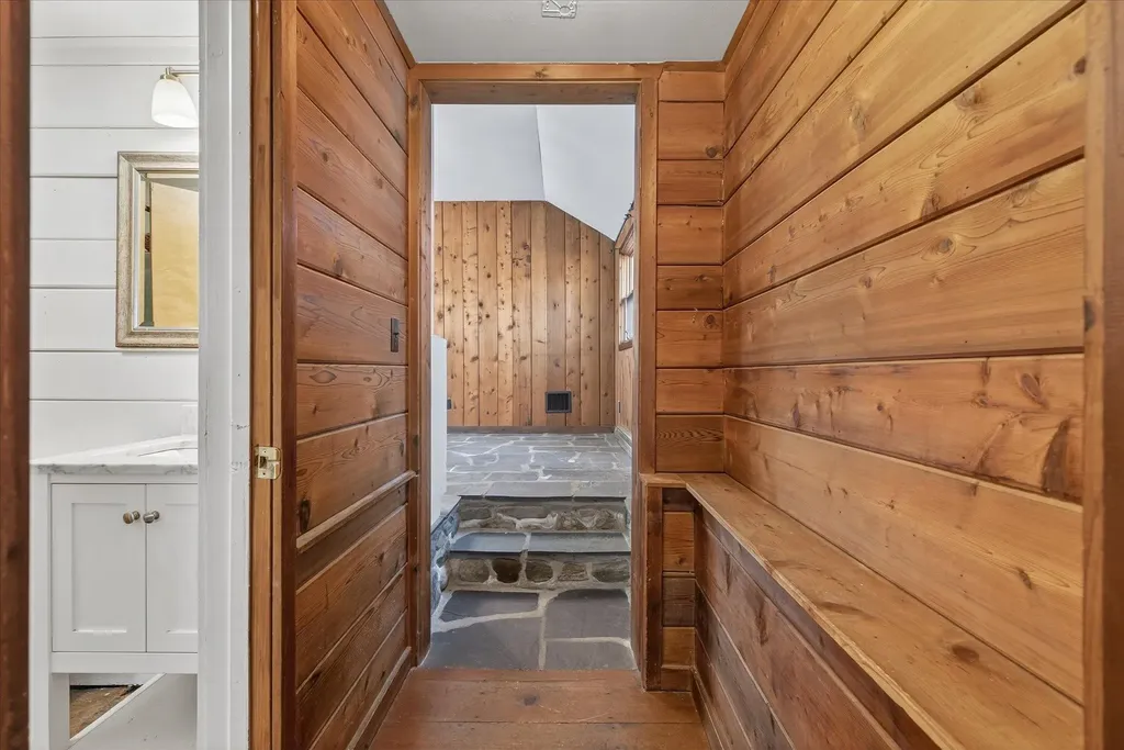 25 Old School Street Londonderry VT 05155