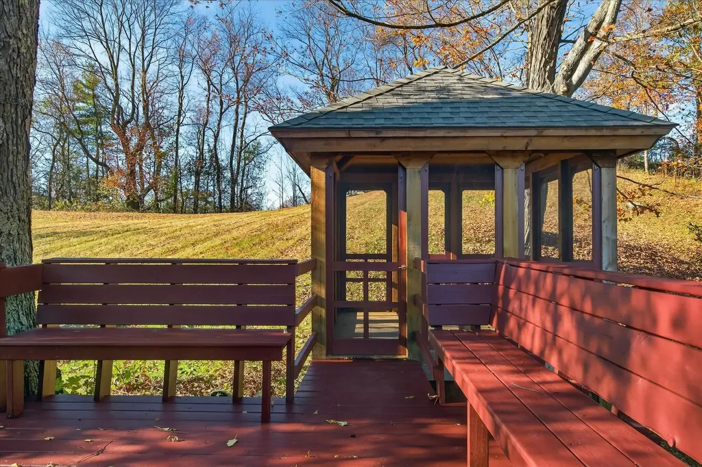 25 Old School Street Londonderry VT 05155