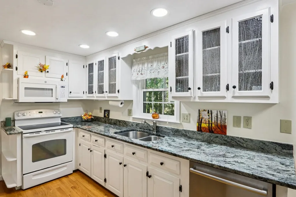 4 Colony Brook Lane Derry NH 03038