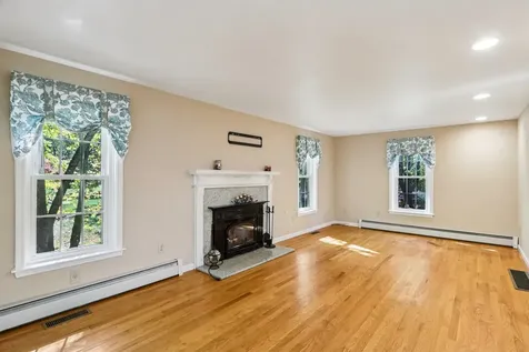 4 Colony Brook Lane Derry NH 03038