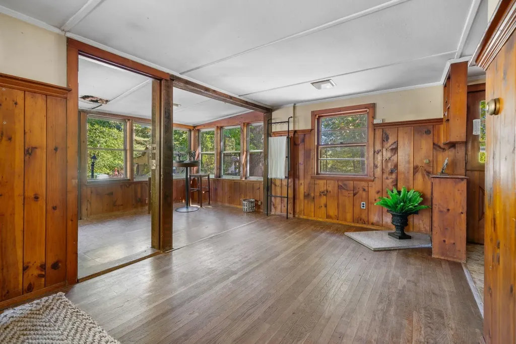 10 3rd Street Kingston NH 03848