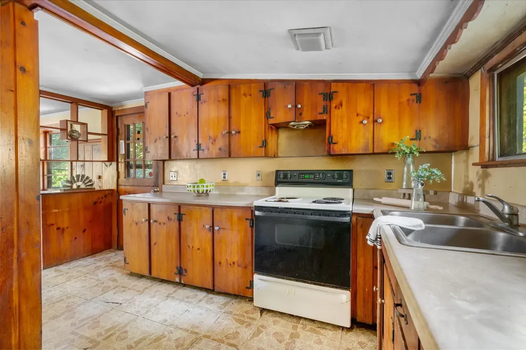 10 3rd Street Kingston NH 03848