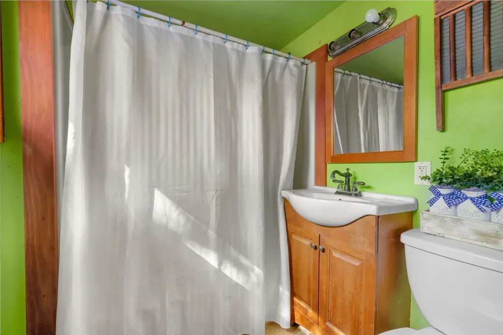 10 3rd Street Kingston NH 03848