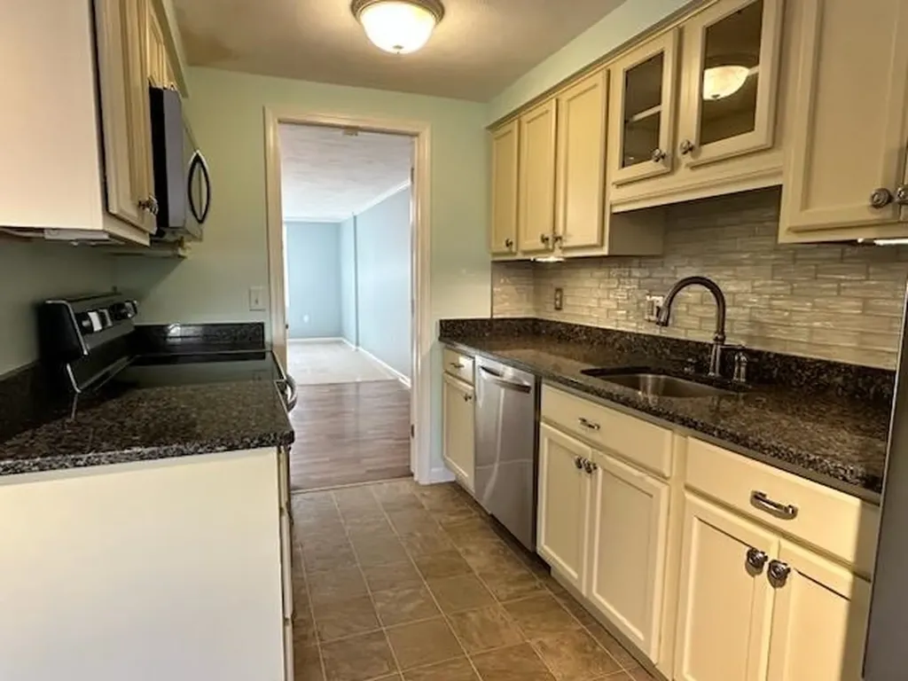 18 Colonial Square Peterborough NH 03458