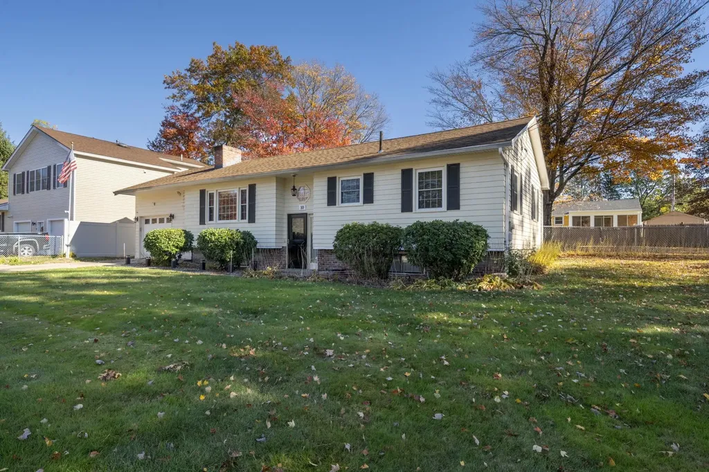 10 Cedar Street Hudson NH 03051