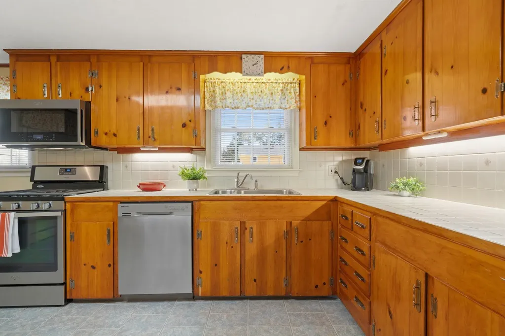 10 Cedar Street Hudson NH 03051