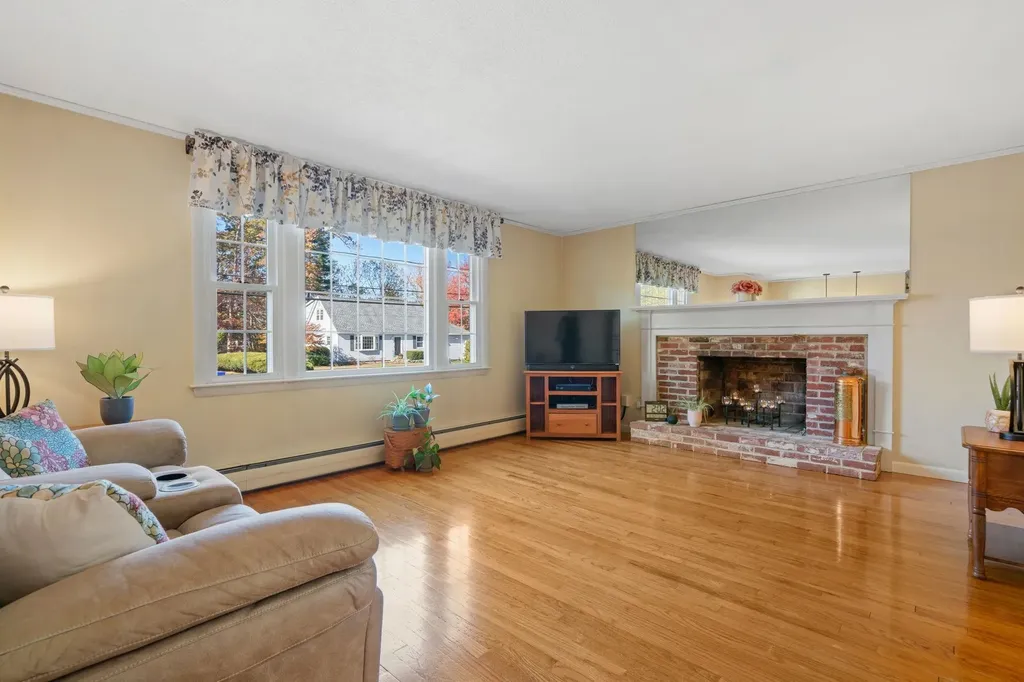 10 Cedar Street Hudson NH 03051