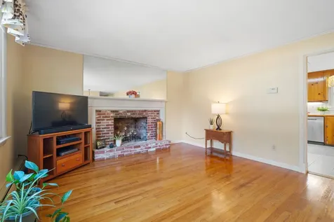 10 Cedar Street Hudson NH 03051