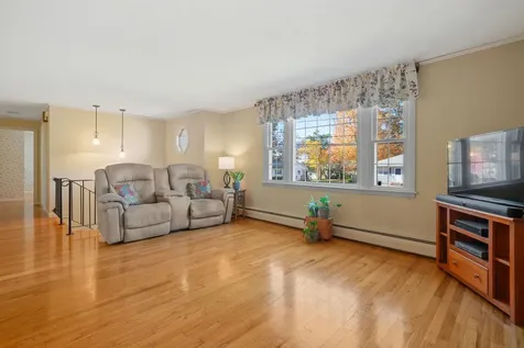 10 Cedar Street Hudson NH 03051