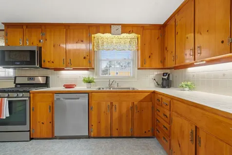 10 Cedar Street Hudson NH 03051