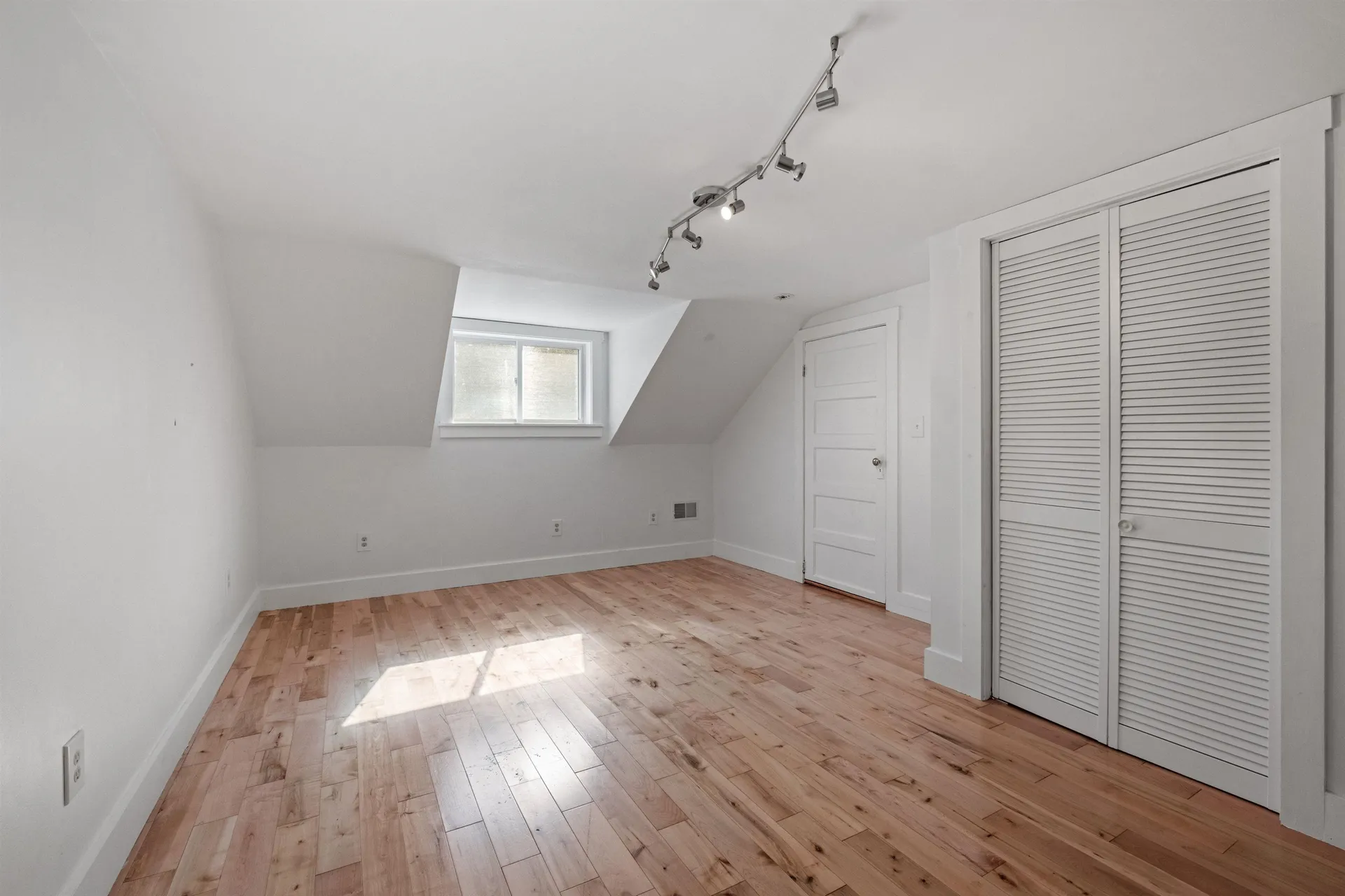 5887 Vt Route 5 S Newbury VT 05051