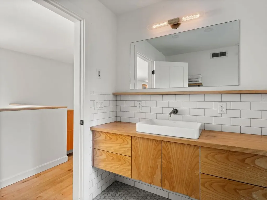 60 Wolf Lane Richmond VT 05477