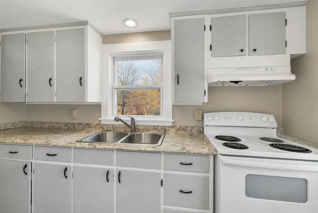 10 Merrill Road Hebron NH 03241