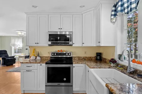 17 Meredith Road Salem NH 03079