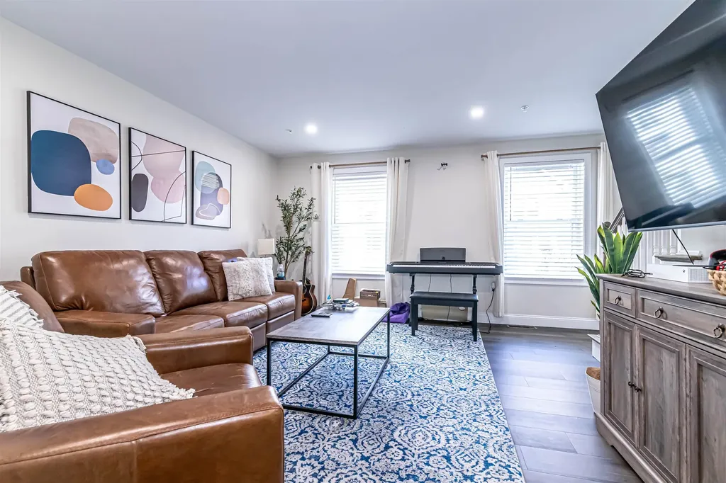 13 Sapphire Lane Nashua NH 03064