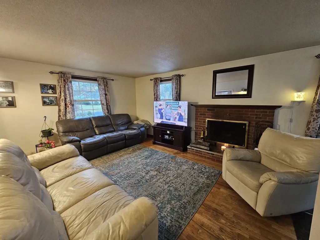 7 Hickory Street Hudson NH 03051