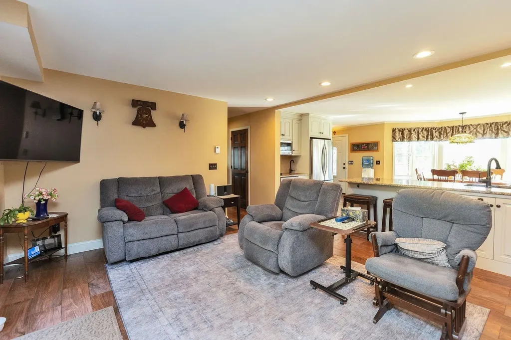 13 Johns Drive Hooksett NH 03106