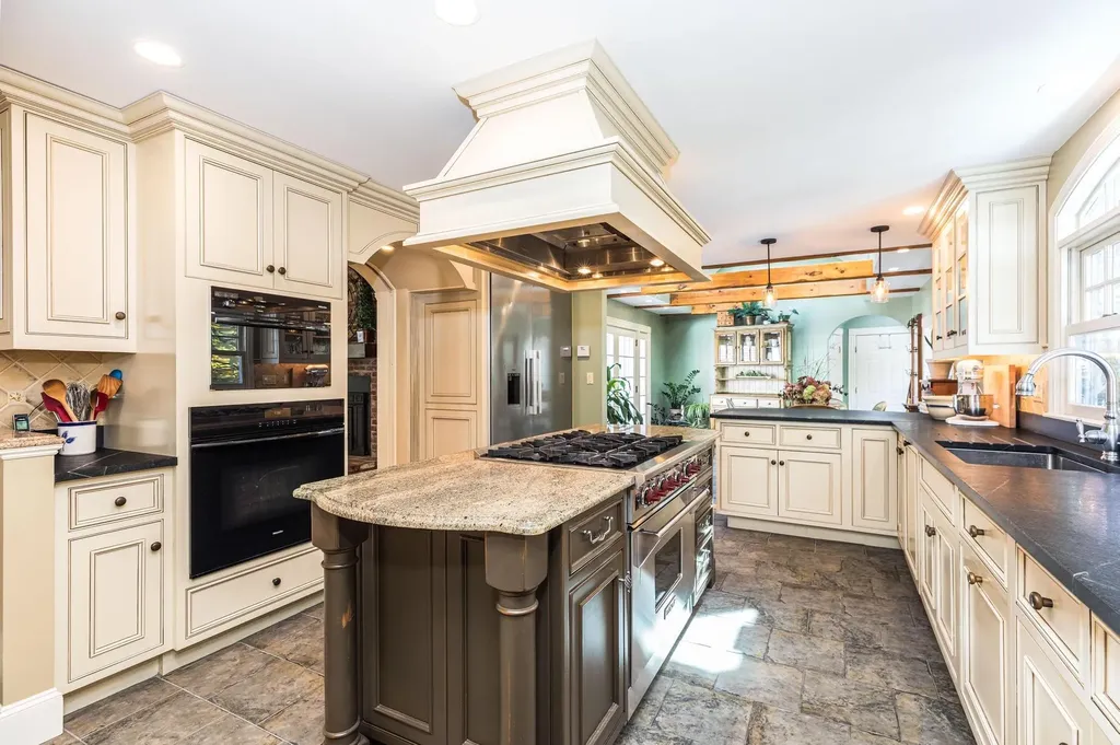 113 Exeter Road North Hampton NH 03862