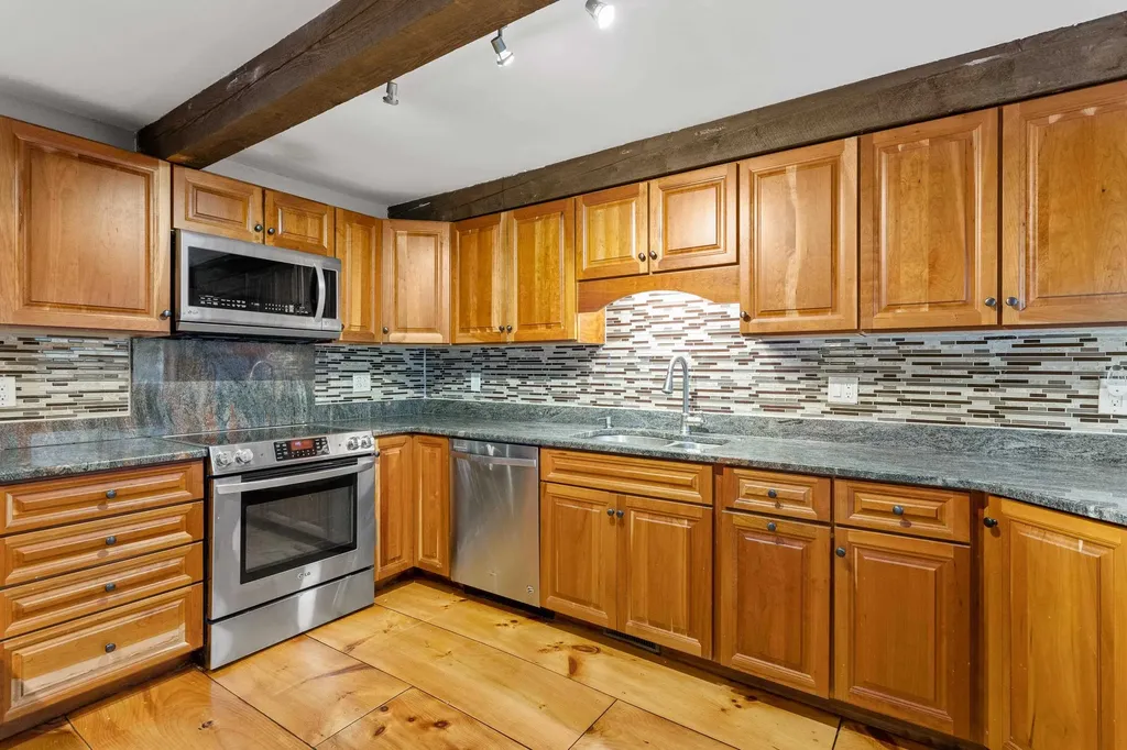 108 East Shore Drive Weare NH 03281