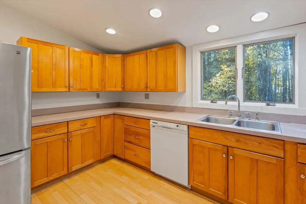 76 Middle Hancock Road Peterborough NH 03458